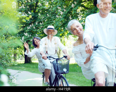 Parc, couple de personnes âgées, professionnels, route, randonnée à vélo Banque D'Images