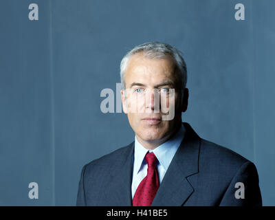 L'homme, aux cheveux gris, au vieillard, poursuite, sérieusement, portrait, homme d'affaires, manager, yeux bleus, cheveux gris, cheveux gris, cultivé, sérieux, sympathique, ouverte, franche, soigneusement, d'intérêts et avec confiance, l'auto-assurance, avec succès, studio, Banque D'Images