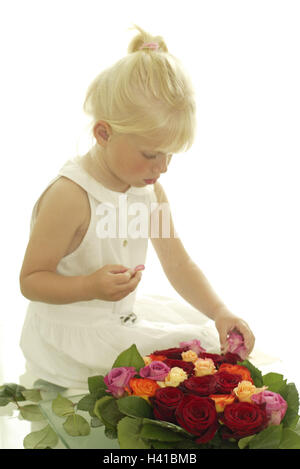 Girl, concentrés, rose fleurs, organiser, de l'enfant 5 - 10 ans, blond, de concentration, de soins, de difficulté, l'effort, difficulté, présent, donner, la Fête des Mères, Valentinstag, anniversaire, bande, en forme de coeur, arrangement, bouquet, roses, les fleurs, les couleurs, d'une manière différente, en Banque D'Images