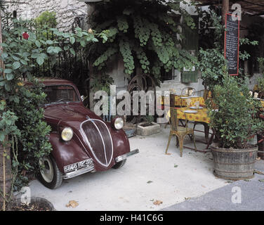 France, Provence, St-Rémy-de-Provence, restaurant, terrasse, voiture, à l'extérieur, vétéran, véhicule, ancien siège, parking, restaurant, terrasse, tables, chaises, BOWER, menu, de l'alimentation d'affichage, Saint Remy, Idyll, idyllique Banque D'Images