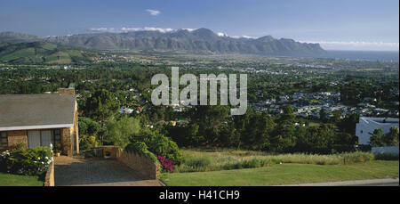 Au sud, l'Afrique, de la région du cap, Somerset West, local sommaire, l'Afrique, le cap de l'ouest, Western Cape, région Capetown, mer, montagnes, montagne, vue locale, ville, ville, vue d'ensemble de la chaîne de montagne Banque D'Images