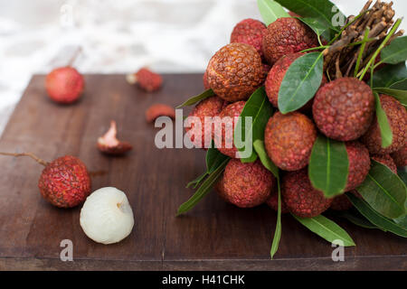 Le litchi avec des feuilles sur une planche en bois Copy space Banque D'Images