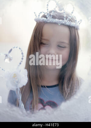 Les filles, doublure, couronne, baguette magique, vue de la fenêtre, la neige portrait, portrait, enfants, enfant 6 - 10 ans, poil long, l'enfance, heureuse, princesse, conte de fée, baguette, Diadem, innocence, Rêve, rêve d'enfance, souhaitent, performance, conte de fées, saison, hiver, fenêtre, l'art de la neige, de la glace froide, flou, Banque D'Images