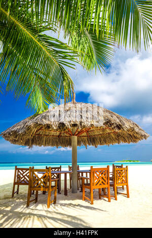 Table et chaises au Tropical Beach Restaurant sur Maldives island Banque D'Images