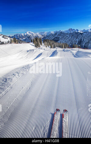 Prêt à aller skier sur les pistes de ski avec le motif côtelé sur le dessus de Fellhorn Ski Resort, Alpes bavaroises, Oberstdorf Banque D'Images