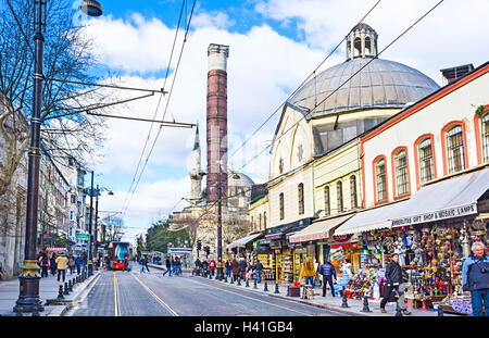 Le Divan Yolu street shopping avec la célèbre Colonne romaine de Constantin à Istanbul. Banque D'Images