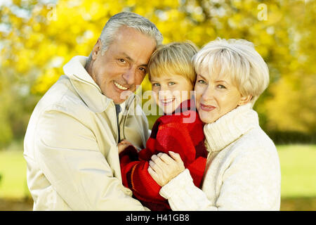 Parc, couple, petite-fille, portrait, les personnes âgées, en couple, meilleur âge, vieille personne, différence, vieux, jeunes, générations, différence d'âge, enfant, fille, petite-fille, petit-enfant, d'affection, de joie, de sourire, de profiter de la bonne humeur, la joie de vie, saison, automne Banque D'Images