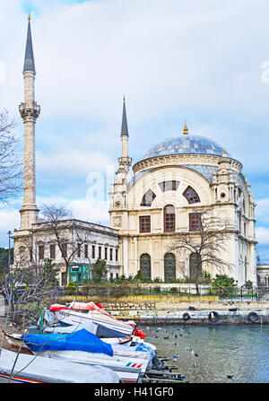 La vieille mosquée de Dolmabahçe et son petit port de pêche avec le luxe voisins même nommé Palace dans le quartier de Besiktas Banque D'Images