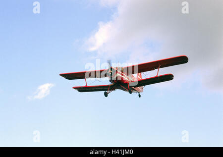 Avion, double-decker, Antonov An-2, vol, vol, show, spectacle aérien, événement, Ciel, nuages, show, nostalgie, double-decker avion, anciens, vieux, nostalgie, rouge, fly, profession, hobby, aviation, sport, trafic, trafic aérien, aviation, historiquement Banque D'Images