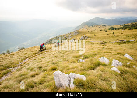 Deux coureurs de vélo de montagne sur un sentier près de Vipava, Slovénie Banque D'Images