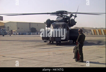 27 janvier 2003 opération Enduring Freedom : un hélicoptère MH-53E Sea Dragon de l'USS Nassau à l'aéroport international de Bahreïn. Banque D'Images