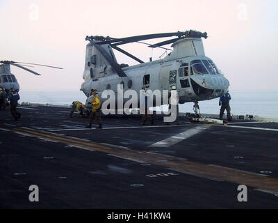 27 janvier 2003 l'opération Liberté immuable : un Marines des États-Unis CH-46E Sea Knight helicopter sur l'USS Nassau dans le golfe Persique. Banque D'Images