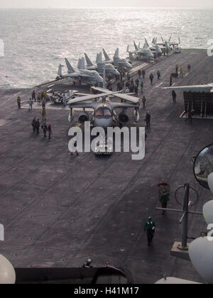 4 février 2003 Lors de l'opération Enduring Freedom, le pont de vol de la constellation de l'USS (CV-64) en patrouille dans le golfe Persique. Banque D'Images