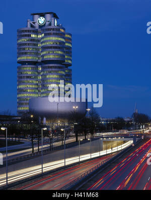 Allemagne, Munich, Petuelring, BMW, soir, les voies de la lumière, à l'extérieur, Bavaria, capitale de l'état, Milbertshofen, street, BMW, BMW high rise High Rise, quatre cylindres, siège social de BMW, de l'Administration Building, immeuble de bureaux, construit en 1973 Banque D'Images