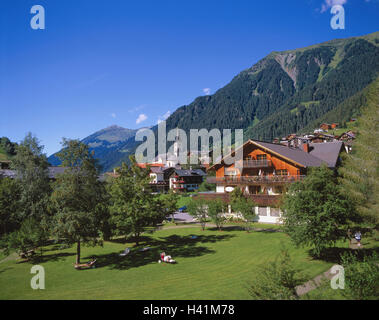 Autriche, Vorarlberg, Montafon, Gaschurn, vue locale, l'Europe, place, place, village, lieu de sports d'hiver, un centre touristique, église, clocher, pré, propriété, couché, touristiques, take it easy Banque D'Images