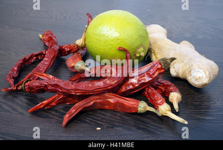 Le piment, citron vert et gingembre. Cuisine d'épices sur un fond noir. Banque D'Images