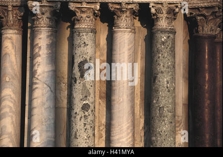 L'église, détail, des colonnes en marbre d'Italie, Venise, Markus's cathedral, piliers, marbre, capital, appoggiatures, ornements, icône, conception, architecture, pilier, accessoires, billes, soutenir, porter, stabilité, longue durée, solidement, solidement, solidement, distance, même avec modération Banque D'Images