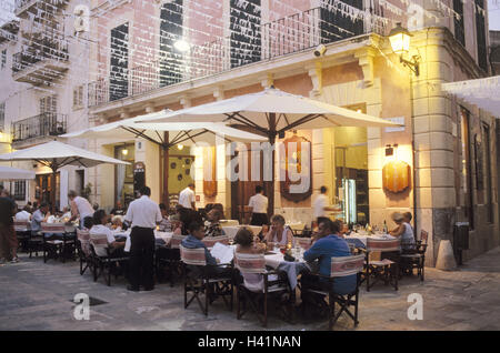 Espagne, Majorque, Alcudia, café de la rue, les clients, le modèle ne libération de la mer Méditerranée, les îles Baléares, île, lieu, bar, restaurant, terrasse de restaurant, serveur, touristiques, de servir, aliments, servir, gastronomie, tourisme, Destination, destination de vacances Banque D'Images