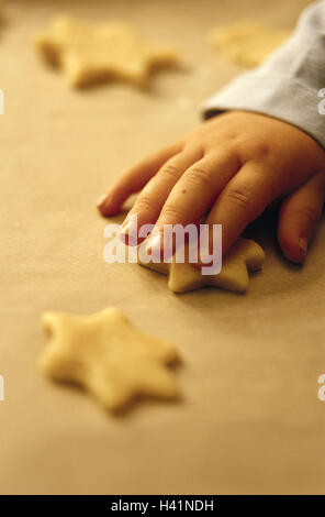 Marée de Yule, la cuisson, l'enfant, biscuit pâte, Sterform, ménage, préparation de Noël, biscuits, pâte à biscuits, emporte-pièce, pour Noël, période de Noël, gâteau, Noël Baker's, sucré, biscuit, biscuit de Noël Banque D'Images