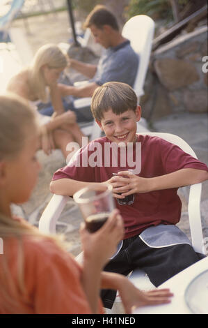 Terrasse,, les loisirs, les enfants, les vacances d'été, des boissons, loisirs, parents, filiale, fils, fille, garçon, s'asseoir, de plaisir, de joie, de vie, de l'extérieur Banque D'Images