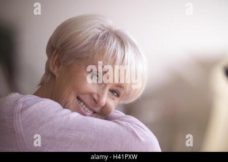 Senior, sourire, voir l'appareil photo, portrait, femme, vieille, vieille personne, des personnes âgées, de 60 à 70 ans, meilleur âge, cultivé, heureux, cheveux courts coiffure, aux cheveux gris, cheveux blancs, bien sûr, convivial, de la sympathie, voir l'appareil photo, l'équilibre, heureux, joliment, satisfaction, Banque D'Images