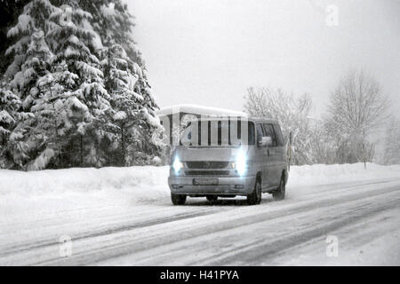 Winters, autoroute fédérale, la circulation, la route couverte de neige, minibus mark rendre méconnaissable, rue d'hiver, le trafic, les relations de l'hiver, les chutes de neige, la rue, la circulation automobile, voiture, la lumière au xénon, mauvaise vue Banque D'Images