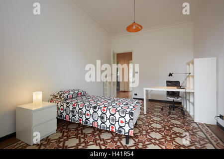 L'intérieur de chambre à coucher avec lit simple dans un appartement normal Banque D'Images