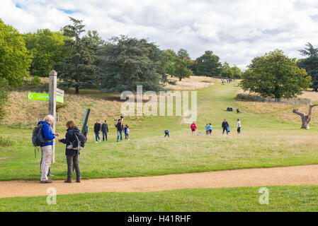 Les randonneurs urbains sur un chemin près de Binche gate à Richmond Park, Londres. Des personnes non identifiées, la randonnée sur la colline en arrière-plan Banque D'Images