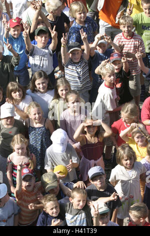 Aire de jeux, écolier, vue vers le haut, le geste, l'école d'en haut, pause, pause, enfants, écoliers, enfants de l'école, l'école des garçons, filles de l'école de l'école, collègues, camarades de classe, les gens foule, stand, attention, intérêt, plaisir, amusement, à l'extérieur Banque D'Images