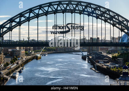 Le Tyne Bridge est un passage à travers le pont de la rivière Tyne dans le nord-est de l'Angleterre, Newcastle. Banque D'Images