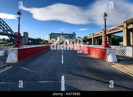 Pont tournant, l'un des nombreux ponts sur la rivière Tyne à Newcastle en Angleterre. Banque D'Images