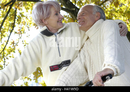Parc, couple, mountain bikes, heureux, le contact oculaire, la moitié portrait, autumn park, 55-65 ans, Best Agers, couple, troisième âge, Jung-solde, de partenariat, de respect, de pull blanc, circonscription d'un tour à vélo, vélo, randonnée, vélo, repos, joie, plaisir, embrasser, attraction, gaieté, l'harmonie, l'unité, la forme physique, la santé, l'activité, l'activité, le style de vie, temps de loisirs, de l'égaliseur autumnally, 50-60 ans, 60-70 ans, 50-60 ans, 60-70 ans Banque D'Images