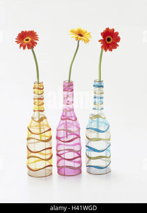 Bouteilles en verre, pleines, gerbera, trois, Wohnaccessoires, accessoires, décoration, vases, vases, bouteilles, modèles, Deko, fleurs, fleurs, décoration, la vie au calme studio, plaques de Banque D'Images