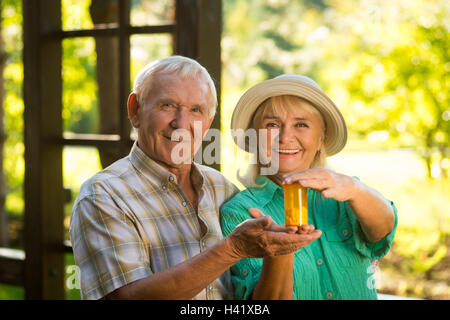 Senior couple with pills. Banque D'Images