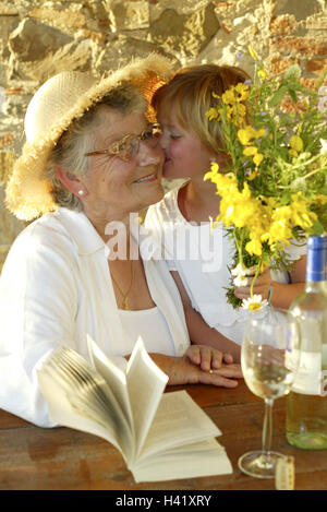 Jardin, petite-fille, grand-mère, bouquet, part, Kiss, joue, détail, automne femme, 60-70 ans, senior, retraité, lunettes, chapeau de paille, chapeau solaire, coiffures, enfant, fille, petite-fille, 7 ans, fleurs, donnez, donnez, Kiss, d'affection, de l'allocation, de confiance, de pré Banque D'Images