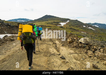 Les randonneurs marche sur sentier de montagne en hiver Banque D'Images