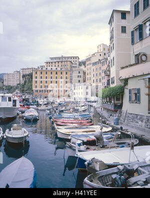 L'Italie, Ligurie, Camogli, vue locale, port de pêche, l'Europe, Riviera Italienne, Riviera Tu le Levant, l'autre, la mer Méditerranée, station balnéaire, village de vacances, maisons, bassins du port, port, bateaux de pêche, bottes, Destination, destination de vacances Banque D'Images