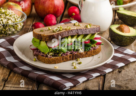 Chipotle-Avocado Sandwich d'été, Recette bio, manger sain clean Banque D'Images