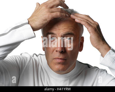 À l'homme, aux cheveux gris, au vieillard, look, délié, portrait, les yeux bleus, cheveux gris, cheveux gris, conscience du corps, conscience de la beauté, de la vanité, le geste, le cuir chevelu, vérifier, soigneusement, avec intérêt, de pellicules, de l'échelle de l'éducation, de vérifier, de poils, de cheveux, perte de cheveux, alopécie, incrédules, douteux, de façon critique, les signes de vieillesse, de vieille personne, Midlifecrisis, l'insécurité, le doute, le doute, studio, cut out, Banque D'Images