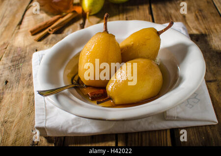 Thé glacé en poires et cannelle, délicieux et très recepy traditionnel, rustique de style vieille photo Banque D'Images