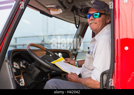 Chauffeur de camion semi-caucasienne holding paperwork Banque D'Images