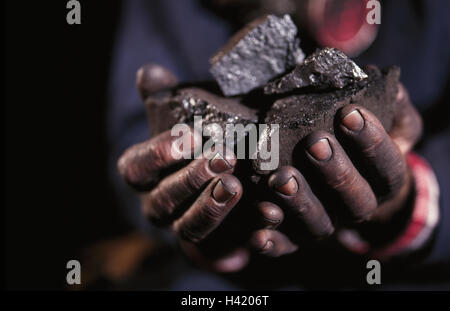 Mains tenant morceaux de charbon Banque D'Images