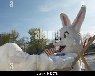 Plage de sable fin, transats, lapin de Pâques, reste doublure, panneaux, costume, costume de lapin de Pâques, le lièvre, le lièvre, le costume de Pâques, fête de Pâques, foi de l'enfant, l'humour, fun, drôlement, amical, heureux, location, vacances, vacances de Pâques, le soleil des bancs, les loisirs, le calme Banque D'Images