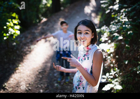 Mixed Race frère et soeur sur chemin ensoleillé Banque D'Images