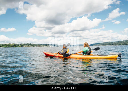 L'homme et la femme paddling kayak Banque D'Images