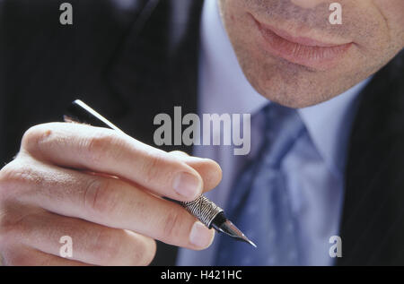 L'homme, détail, la main, stylo à l'intérieur, au vieillard, de concentrés, de concentration, d'expression, d'écriture, de score, stylo, stylos, stylo Banque D'Images