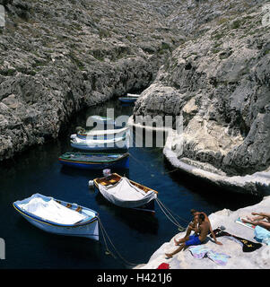 Malte, côte sud, la Grotte Bleue, fjord, bottes, touristes, île de l'état, l'île, la mer Méditerranée, mer, île de la Méditerranée, la baie, côte, côte escarpée, la côte, les falaises rocheuses, falaises, nature, bateaux de pêche, 'luzzus', du tourisme, de l'endroit d'intérêt, Bl Banque D'Images