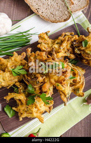 Bhajis oignon croustillant, de délicieux aliments de rue, Herbes et Ail Banque D'Images