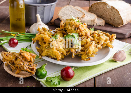 Bhajis oignon croustillant, de délicieux aliments de rue, Herbes et Ail Banque D'Images