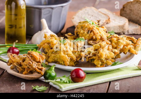 Bhajis oignon croustillant, de délicieux aliments de rue, Herbes et Ail Banque D'Images